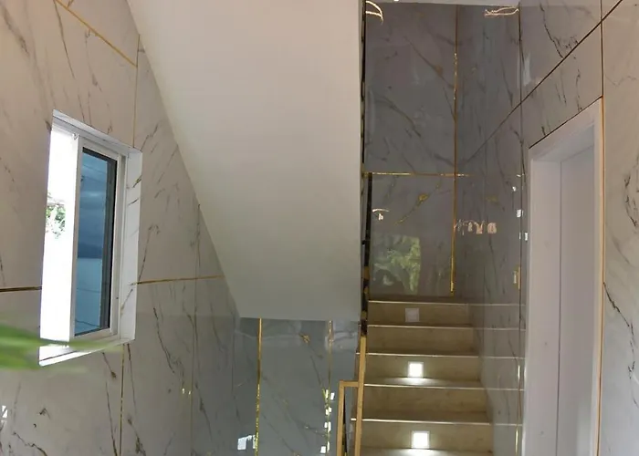 Ls Stonethrow - Emerald Apartment