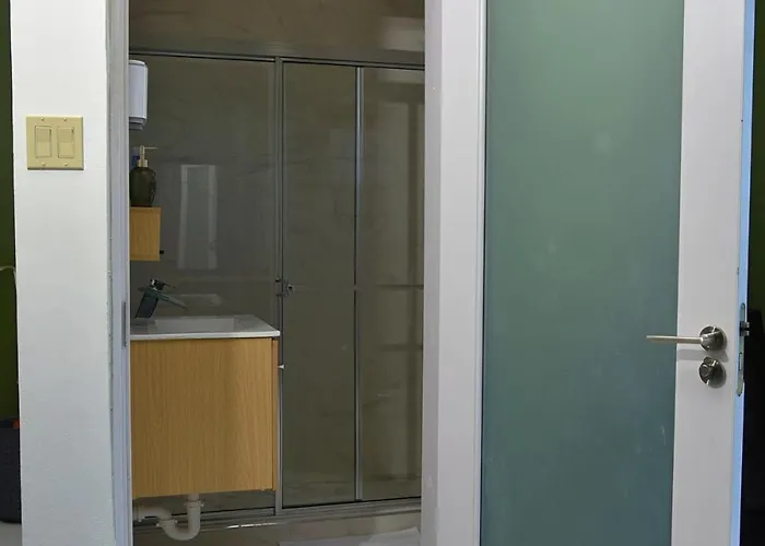Ls Stonethrow - Emerald Apartment *